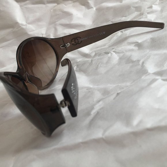 CHANEL brown wraparound sunglasses with hardshell carrying case - Picture 6 of 17